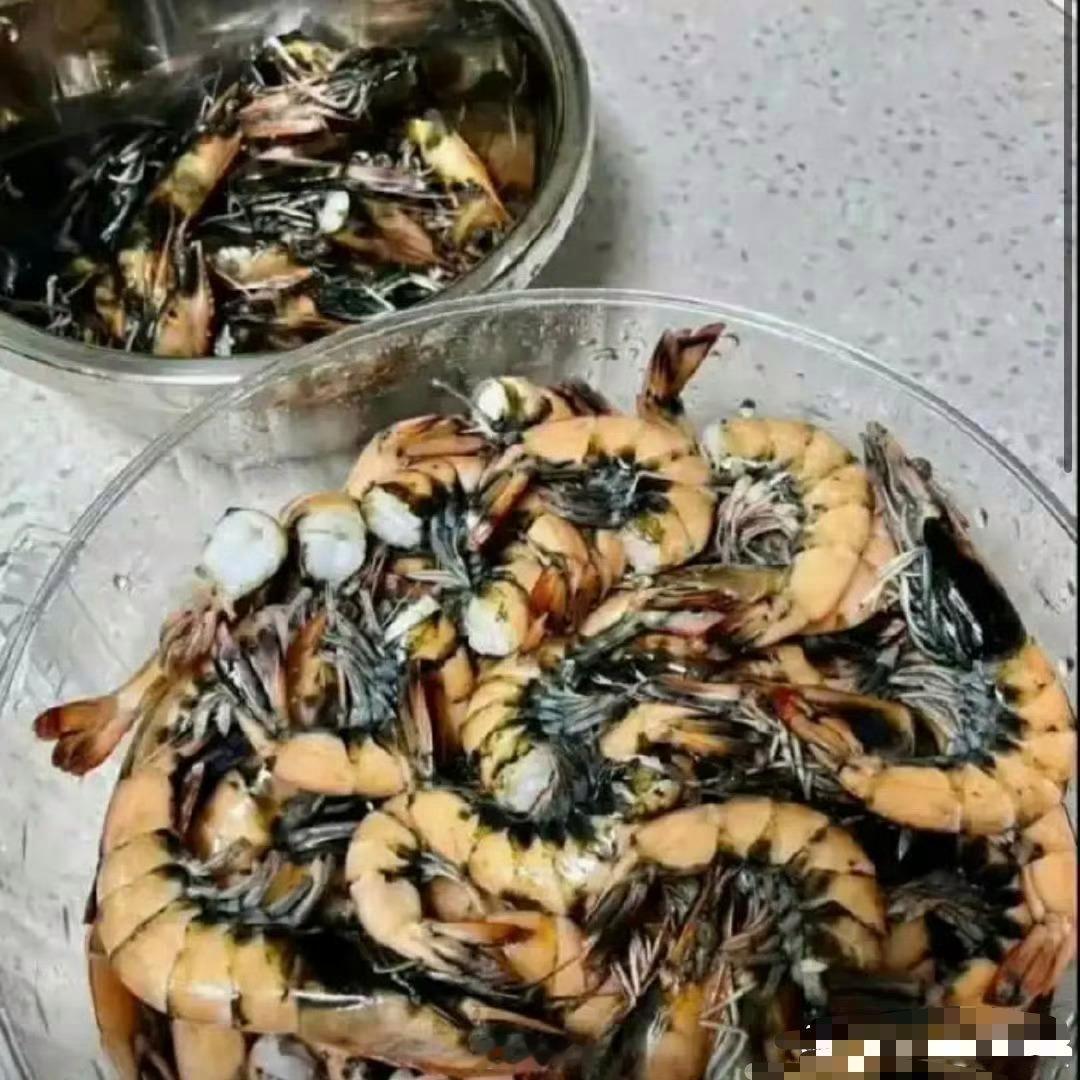 花了八十块钱买的大虾，下班满心欢喜回到家，一看这虾我都傻眼了，这还咋吃啊。