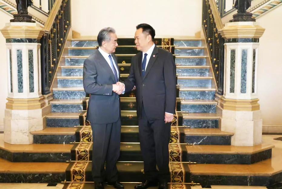 中国和泰国谈妥了当地时间4月24日，泰国总理阿努廷在曼谷会见了中国外交部长王毅