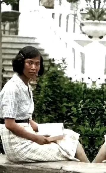 1939年，贺子珍在苏联时期的一张留影。留着短发，装扮很朴素。身着连衣裙，尽显别