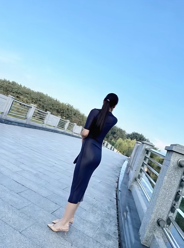 和闺蜜一起出来散散心。