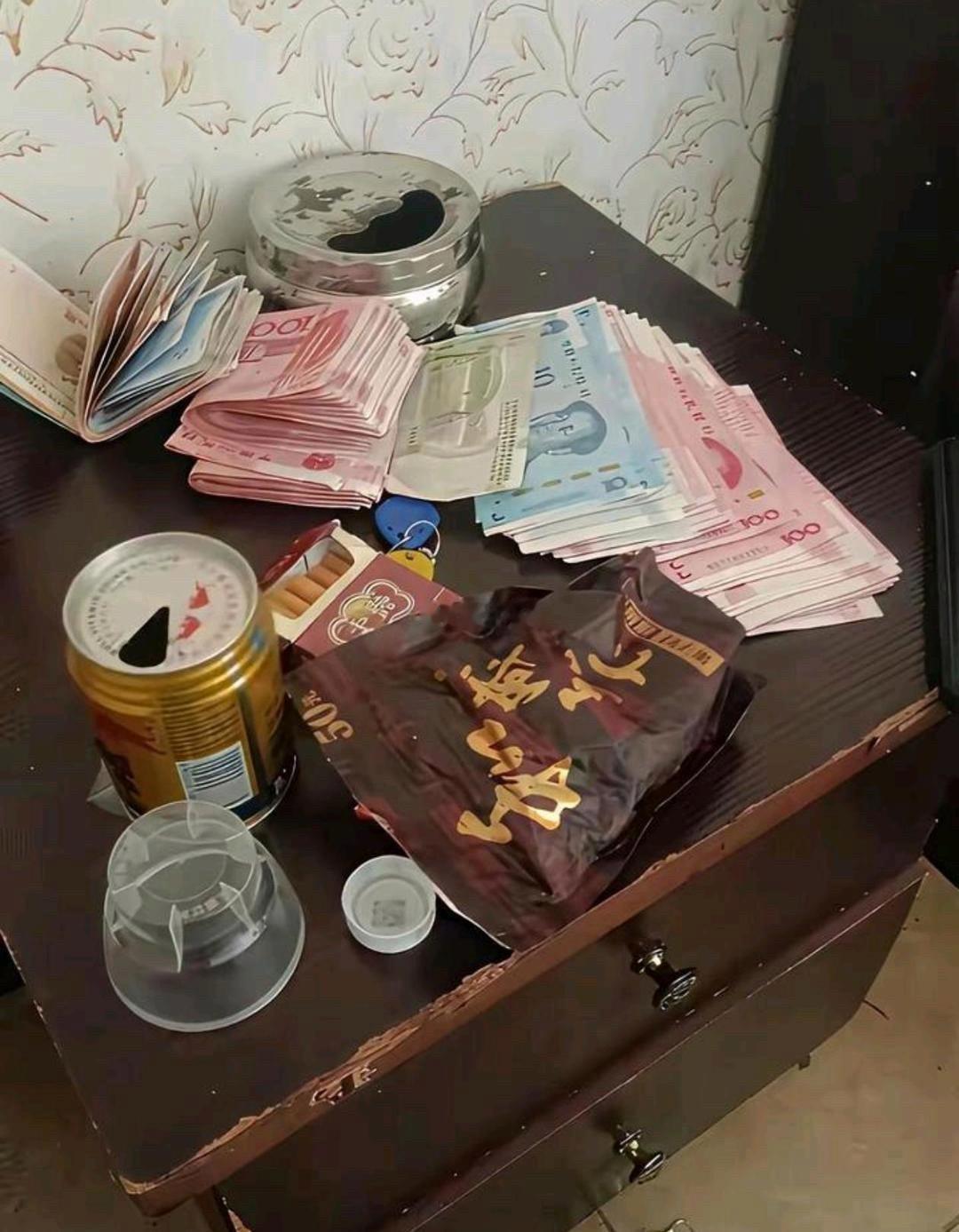 看着一桌物品判断，物主是做什么职业的？