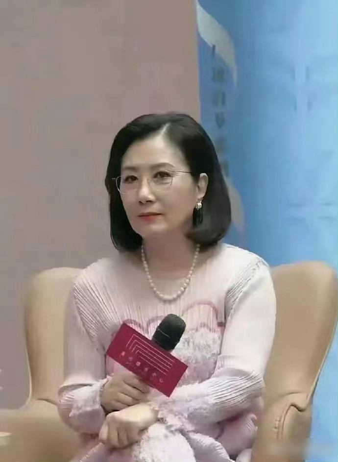 你敢相信这是快80岁的汪明荃，看起来好像40岁，这状态你信吗？​​​