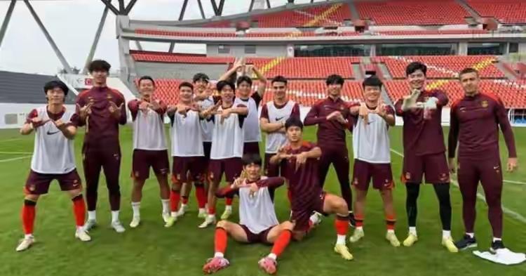 李新翔因伤无缘U23亚洲杯，今天安东尼奥将率队直飞阿联酋迪拜，边路快马李新翔因伤