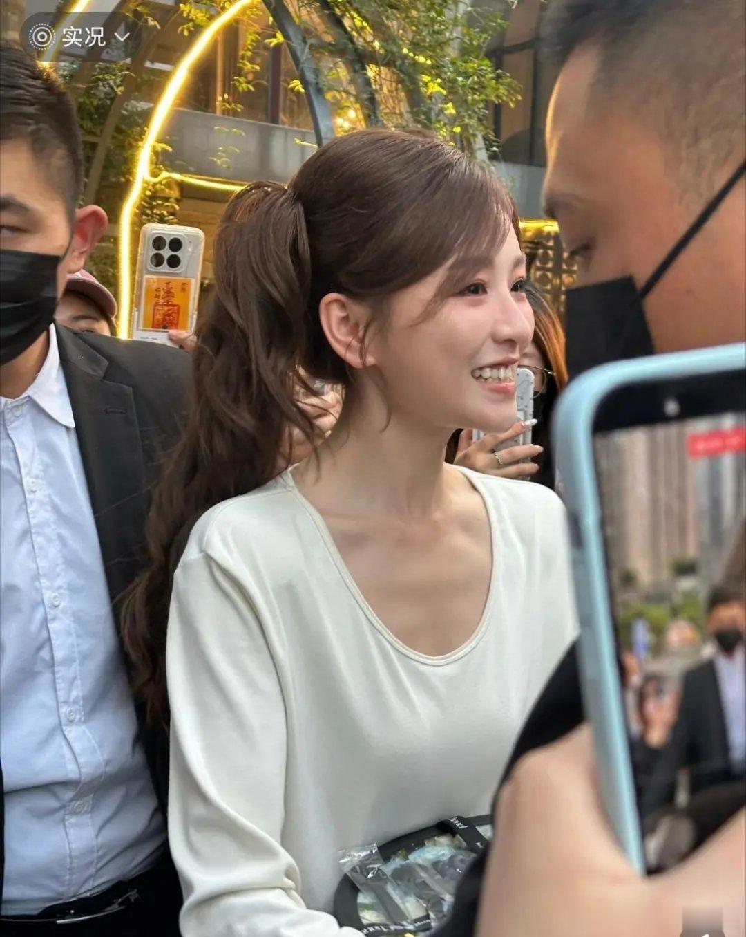 瘦下来感觉像是闹饥荒了是的