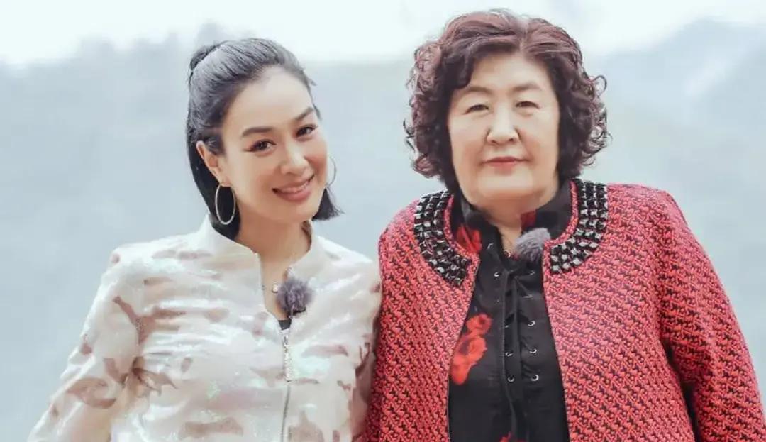 小10岁婆婆，真能处成闺蜜？钟丽缇婆婆57岁，只比她大10岁。节目里两人挽