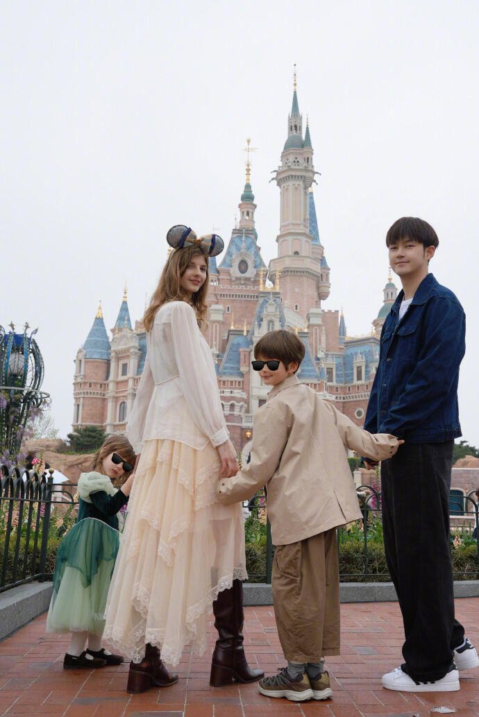 董力给阿诺发全职妈妈工资初入职场金融季董力阿诺一家好幸福的吧爸爸妈妈都很帅又好看