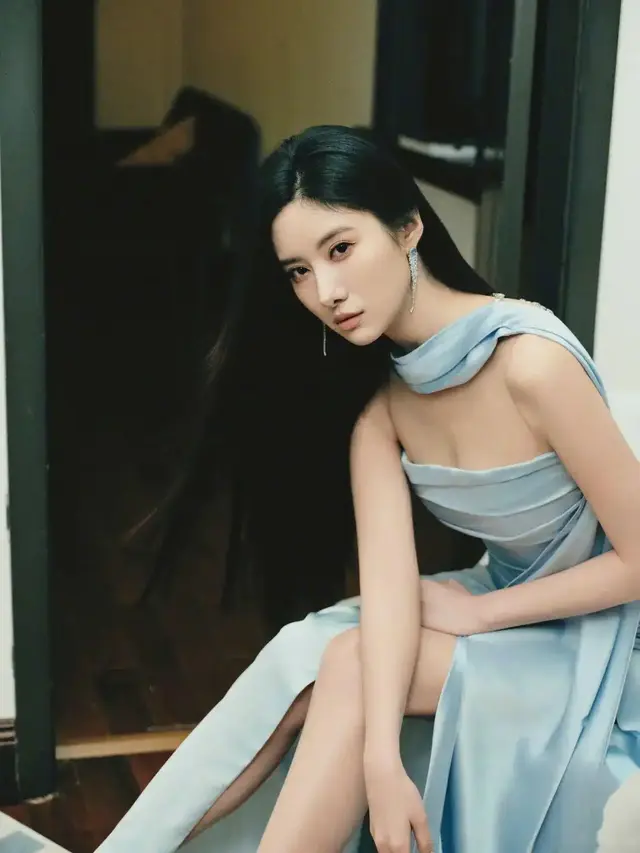大胸姐吴优一袭浅蓝色抹胸裙,优雅身姿,温婉迷人