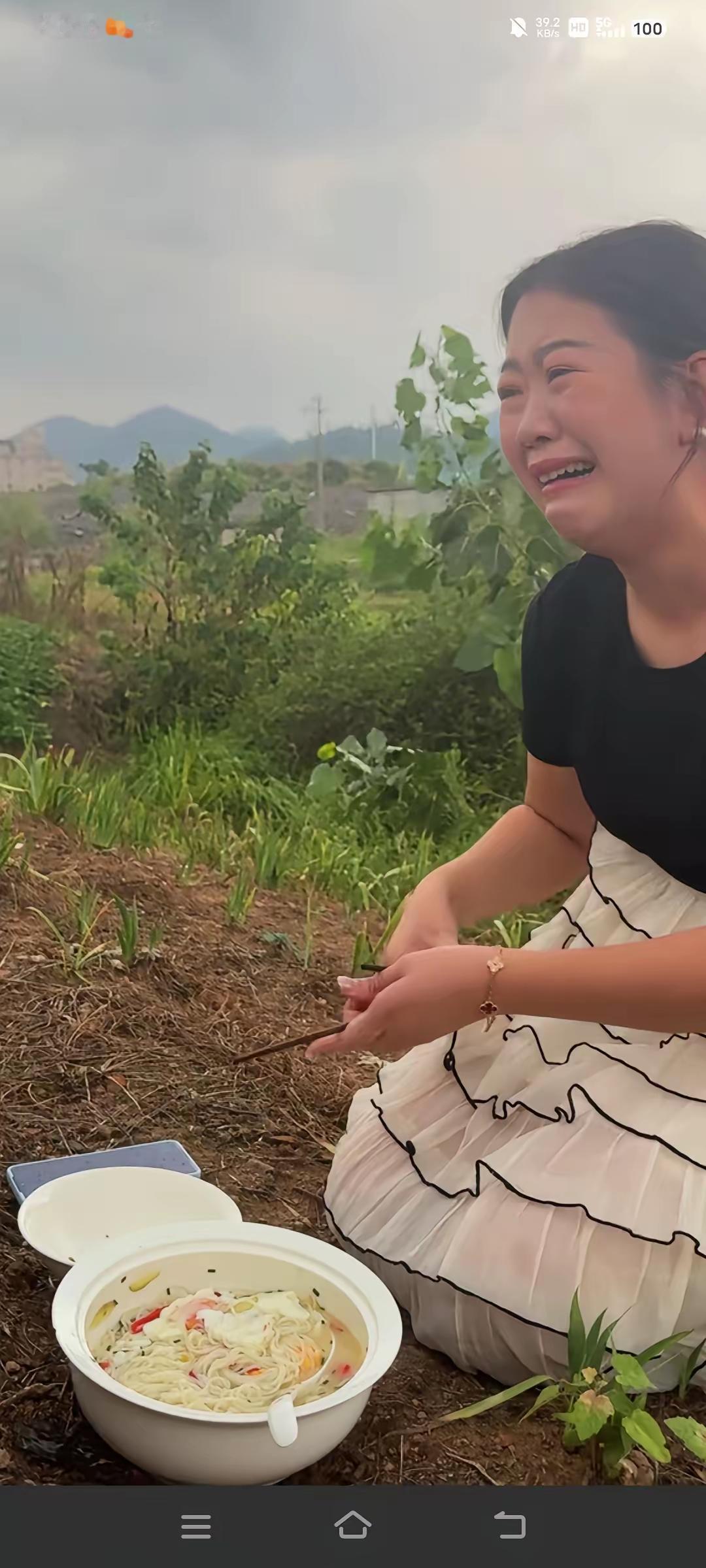 这才是真爱，女子丈夫去世几年了，每年中元节，女子都给丈夫做一碗他生前最爱吃的饭，