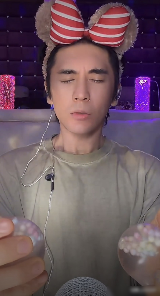 钟丽缇直播哄睡，张伦硕一个屁崩醒几万人，这哥是来拆台的吧？人家那设备，颂钵音叉高保真麦，紫色氛围灯一