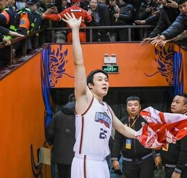 丁彦雨航正式宣布退役，据国内多名知名媒体人透露，著名篮球运动员、中国男篮前国手、