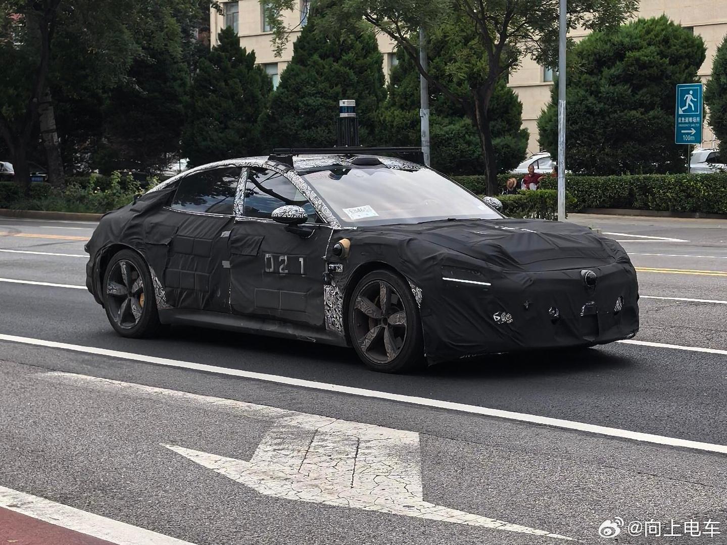 #大v聊车#小米su7L加长版被网友拍到了，今年是来不及了大概率是明年了，明年小米汽车要下饺子了，会