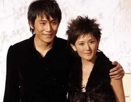 2006年，谢娜和相恋6年的刘烨提出分手。机场再遇见，刘烨给谢娜买了很多零食，谢