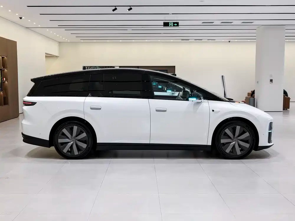 理想i82026年8月推出后驱长续航版本，中大型纯电SUV。提供大五