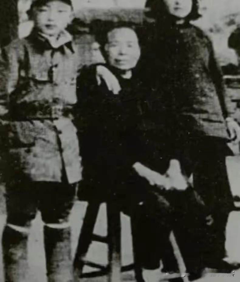 1944年，陈杰英被鬼子抓捕，鬼子刺了她几刀后，又一脚将她踹进了提前挖好的大坑里