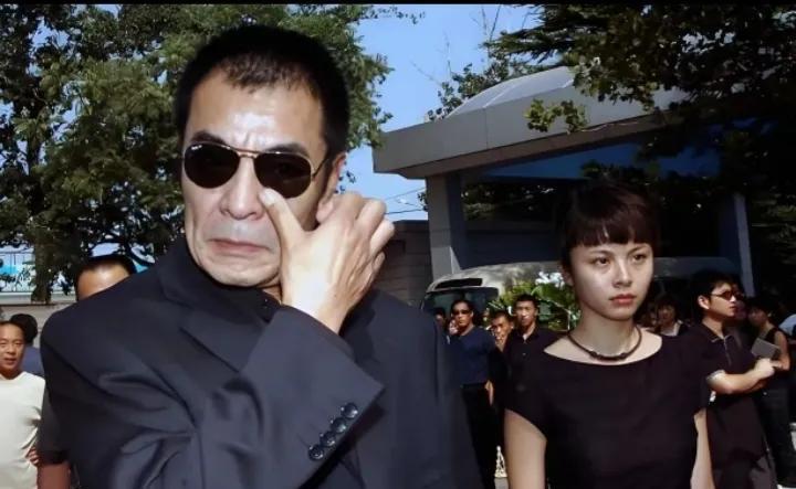 2005年，演员刘威参加傅彪的追悼会的一幕，只见他墨镜遮面，频频用手抹泪，边上是
