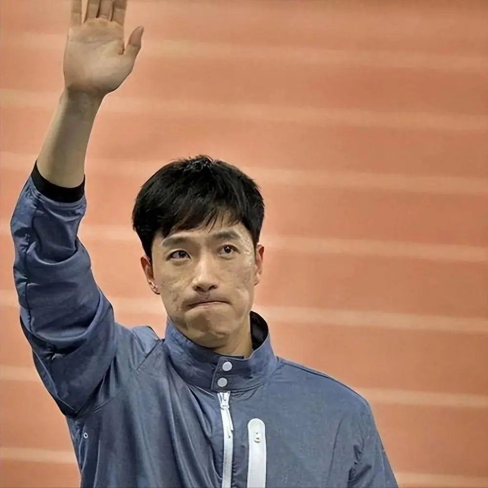#刘翔工资卡11年0支出#刘翔的工资卡从2015年退役以来，居然是0支出，这些工资一分钱都没有花……