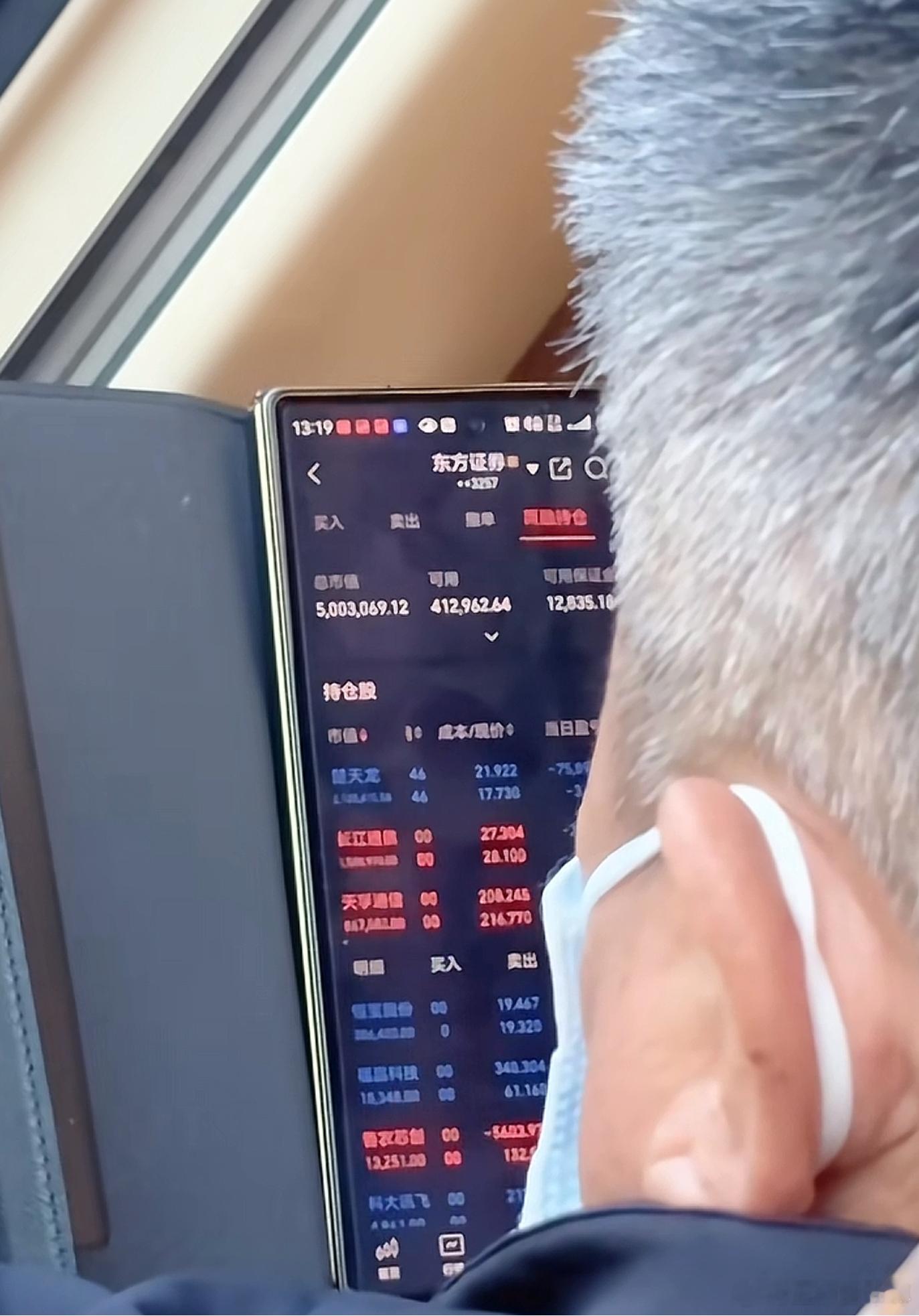 想跟前排的大爷哦不对大哥，打个招呼难绷了。