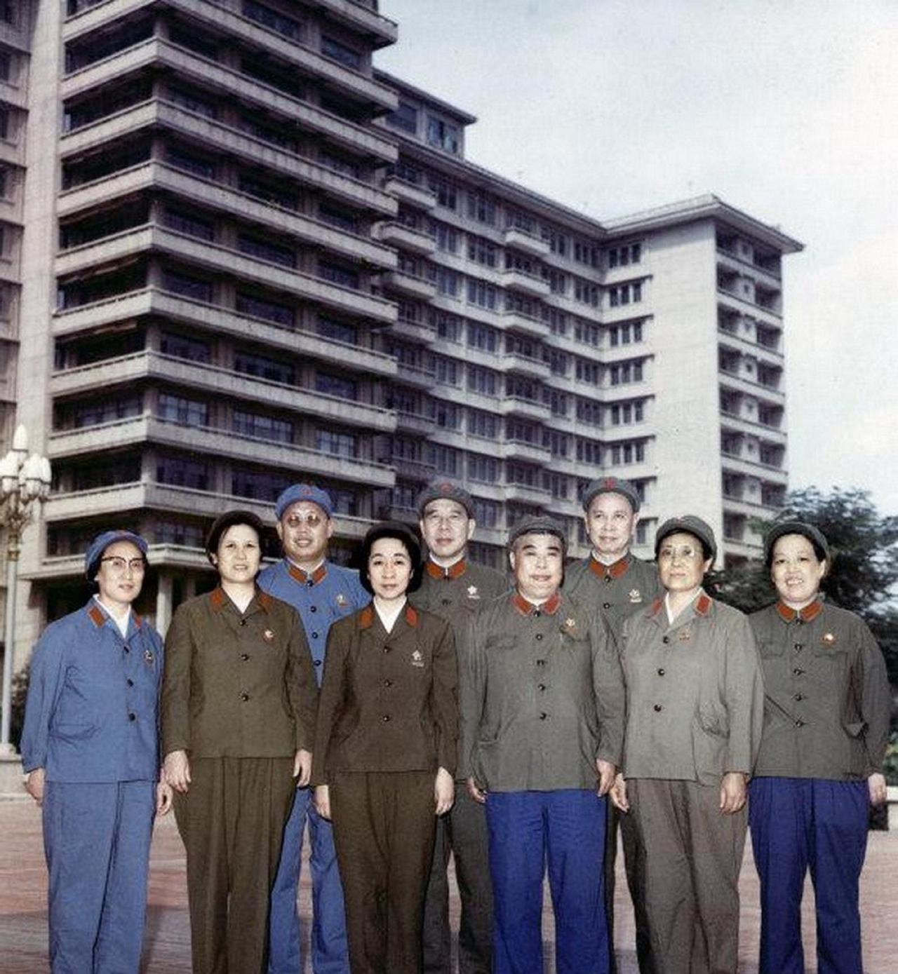 1978年，空军司令员老吴的夫人被开除党籍军籍，被送到龙虎山茶木场劳动。老吴的
