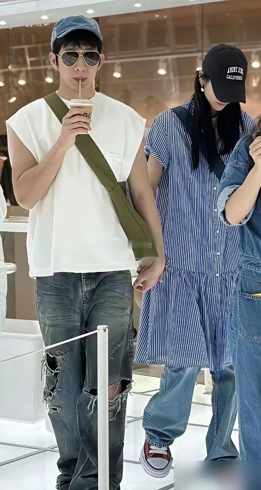台下候场，镜头扫过去井柏然手搭在孙千手上，没躲就这一下，热搜直接炸了​​​