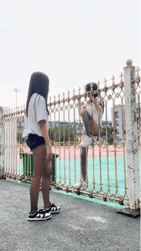 这么干是为了阻止她翻栏杆儿吗？[捂脸哭]