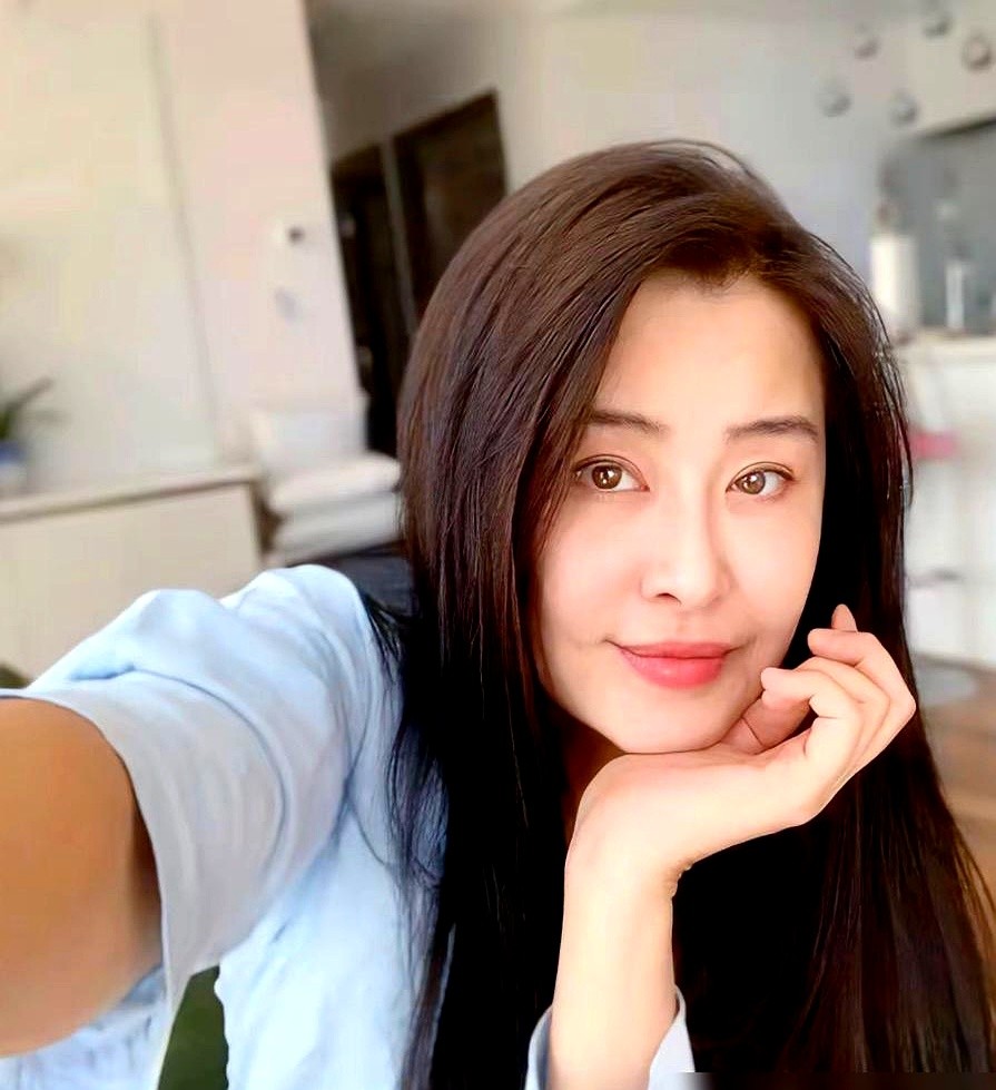 59岁的王祖贤对着镜头笑，说字典里根本没有婚姻。提到齐秦，她就俩字：还清。66岁的钟楚红丧夫19年，