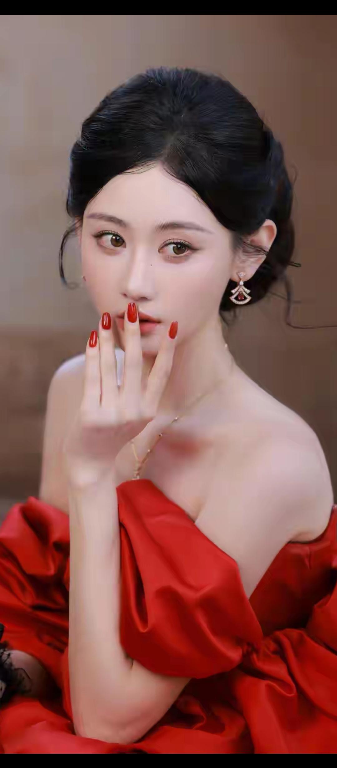 这姑娘穿得真漂亮，红色礼服好抢眼！