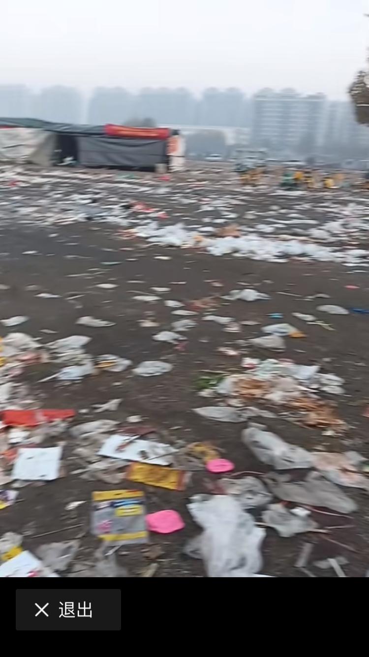 这个马路集市，在网上被人家喷，都什么世纪了，还把环境搞得这么差，简直惨不忍睹。