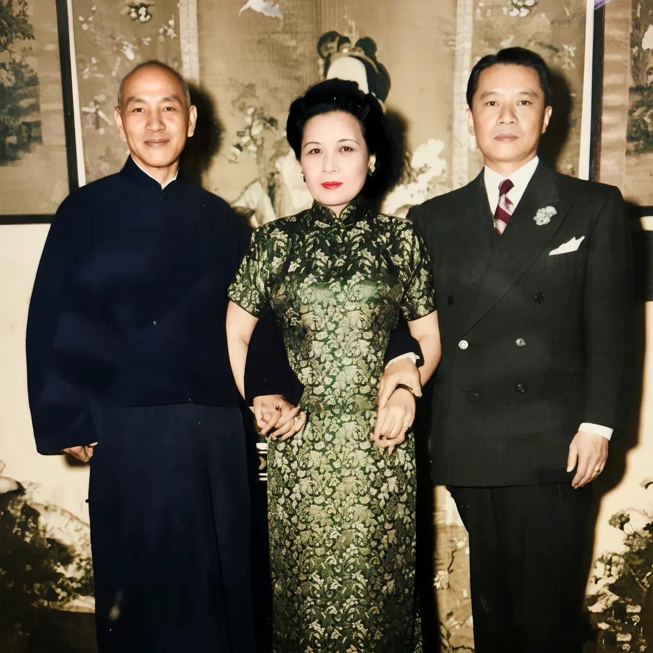 60年代，宋美龄挽着丈夫以及弟弟宋子安的合影，宋子安是宋家六兄妹中年纪最小的，性
