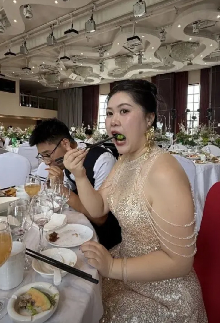 搂上自己的席啦等宾客走了终于能吃点东西