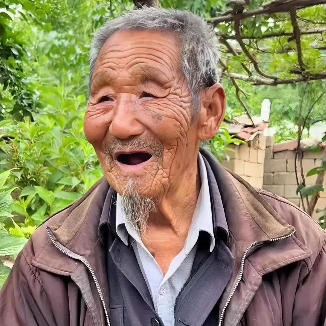 这个老头叫蹇兆增，山东淄博沂源人，当年是第九兵团26军的重机枪手。上海刚刚解放没