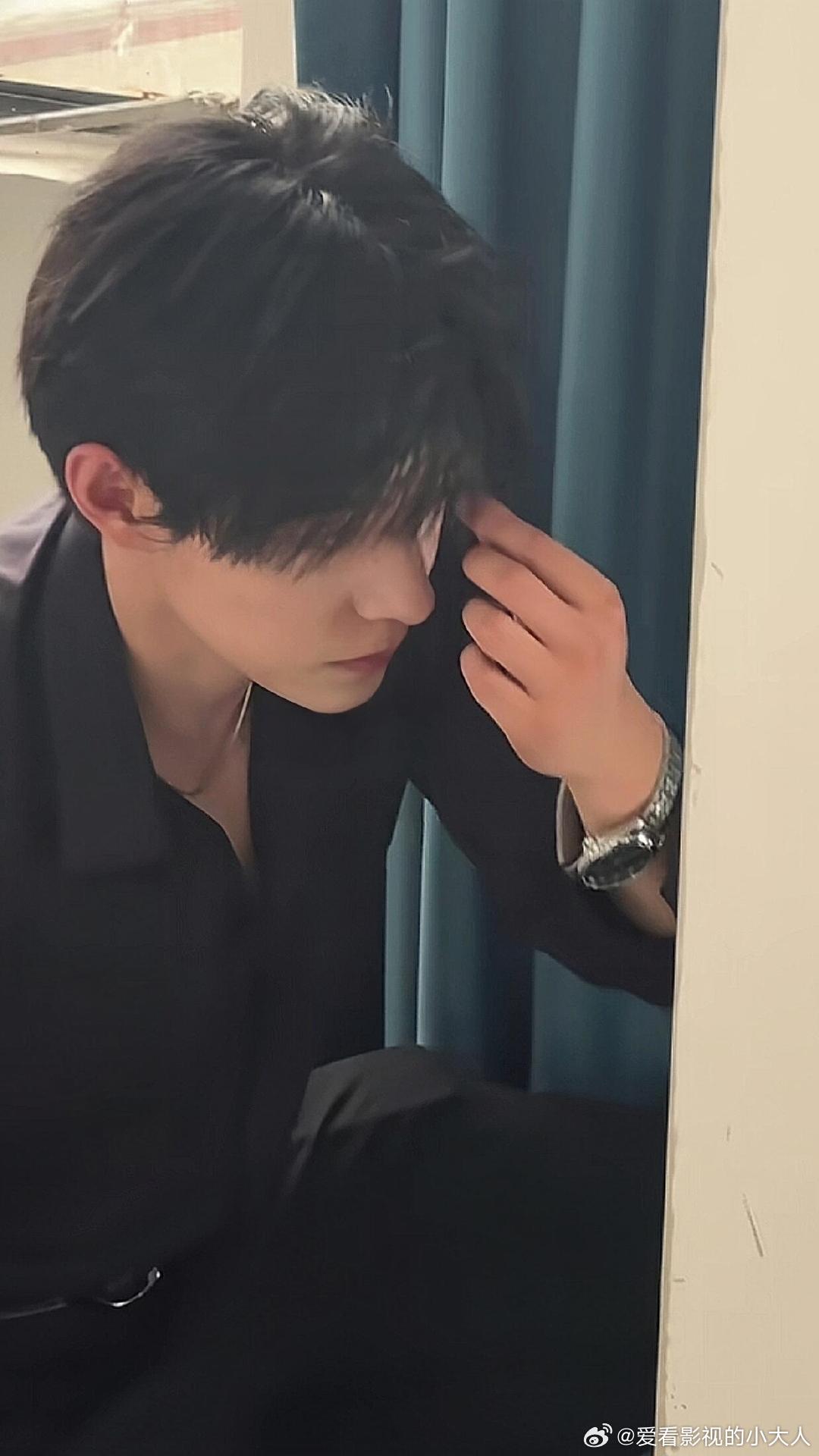 马小宇大大方方的马小宇上能霸总下能地主家傻儿子黄金比例身材大方展示，马小宇从冷