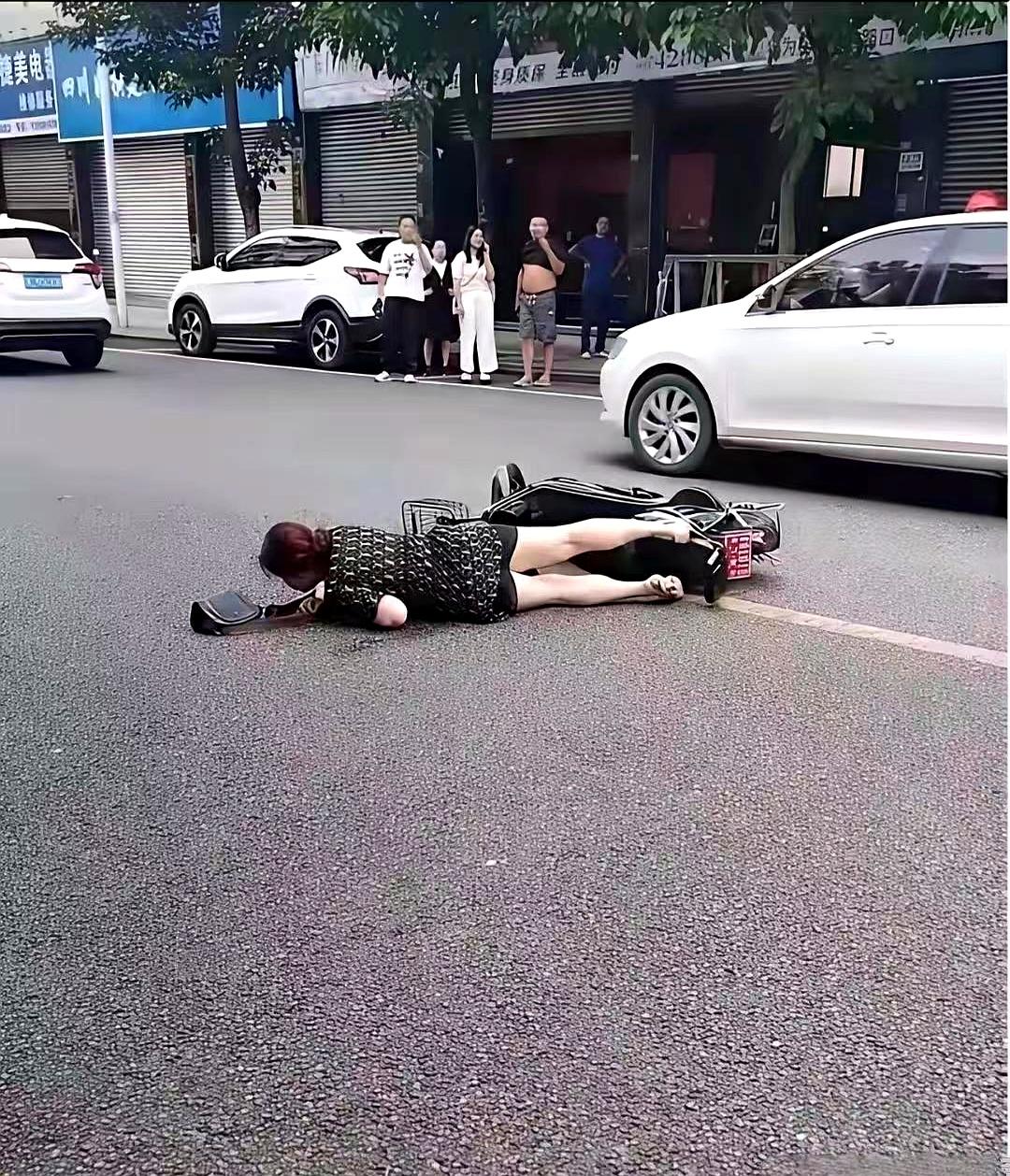 一圈人围着看，没一个伸手，这一幕真刺眼。不是大家没良心，多数是怕惹麻烦、怕被误