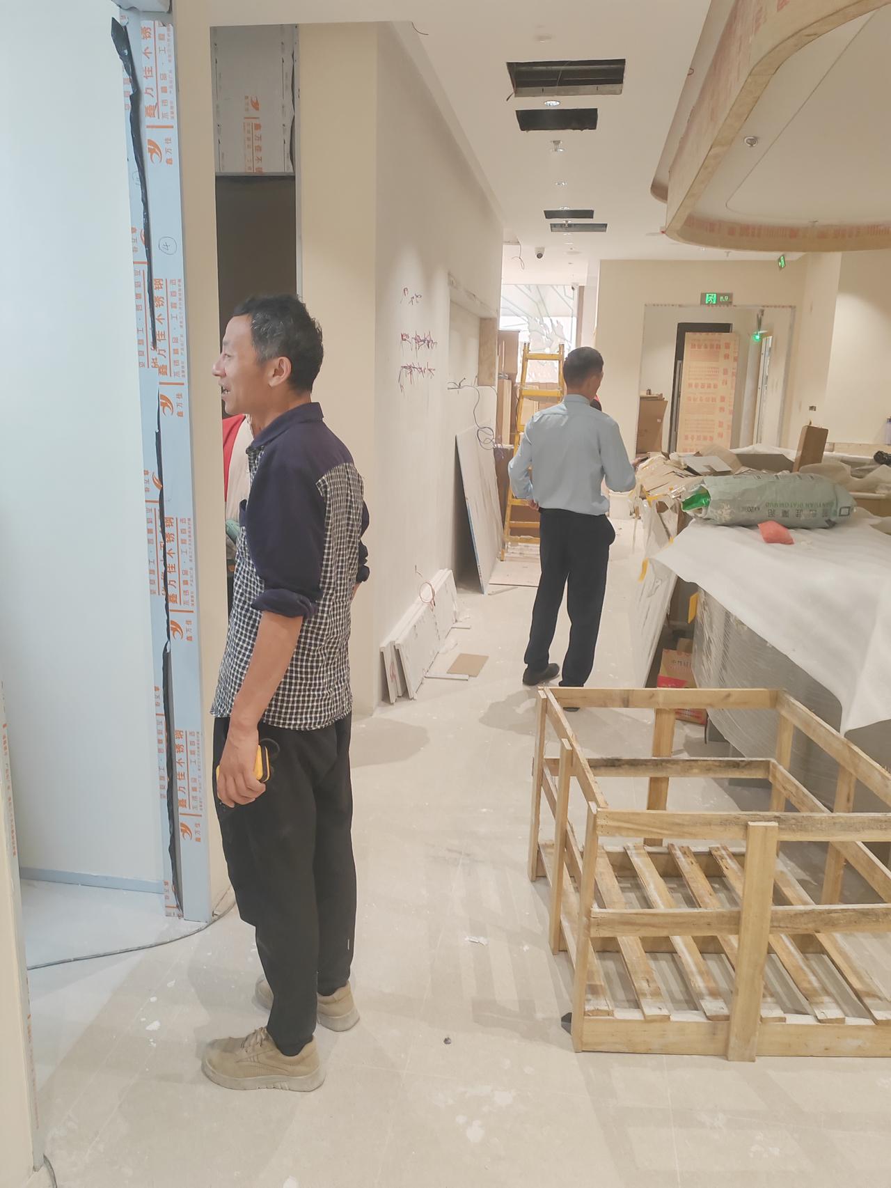 在杭州萧山区亚奥万象天地搞装修的刘老板下班时又跑过来说又被保安罚了500块！刘老