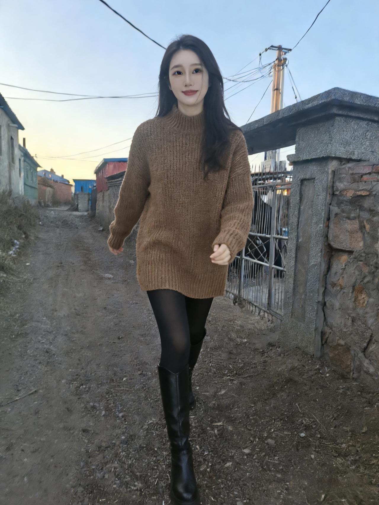 野径寒烟薄，佳人策蹇行。毛衣裁褐锦，长靿束乌绫。鬓逐风前絮，眸含陌上晴。村