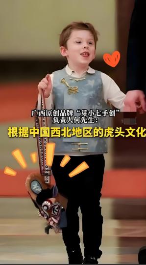 马斯克是真懂行！带娃来趟中国，亮点全在孩子背的包上。仔细一瞧，竟是咱广西桂林的“
