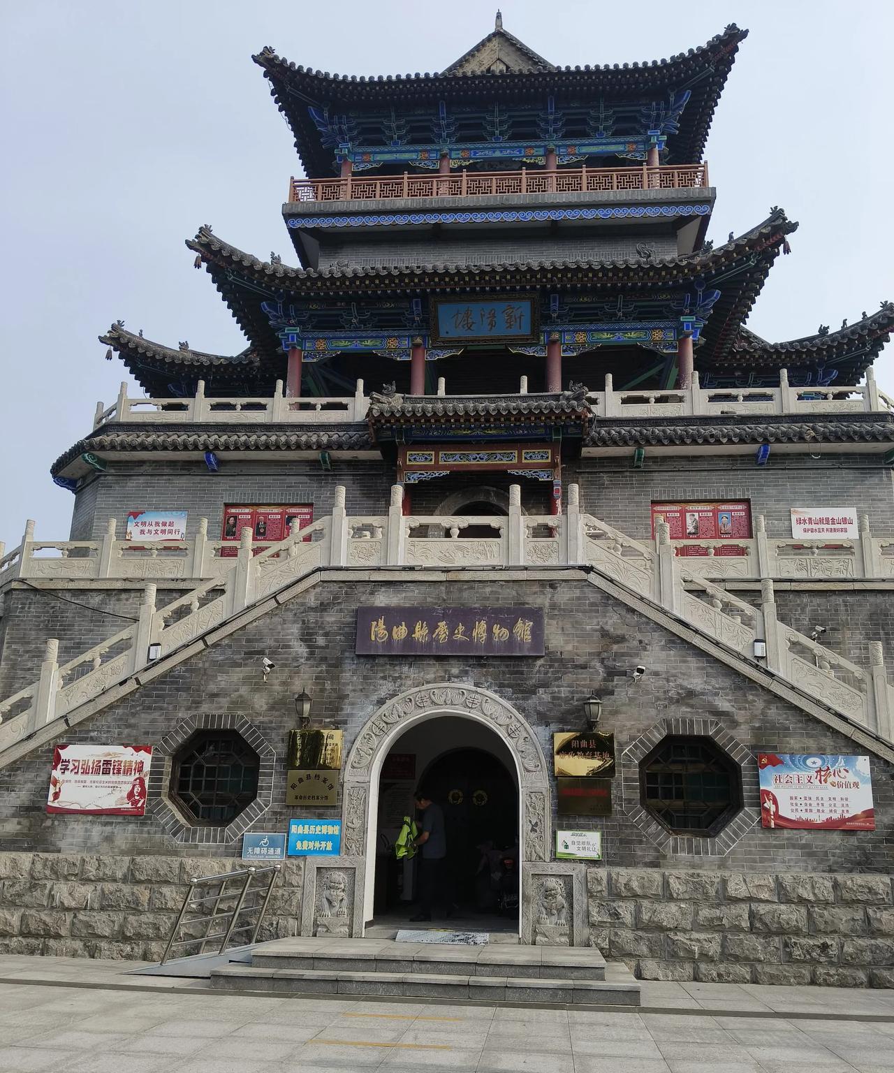 旅游路过某地历史博物馆拍的照片，总感觉哪里怪怪的。有点不协调，但是又说不上来