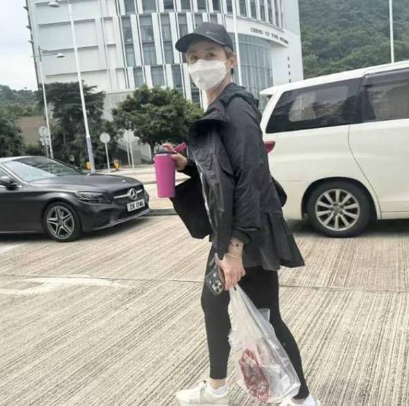 好姐妹就是靠得住。钟丽淇进ICU的消息传开后，“七魔女”轮班式探望，汤盈盈去