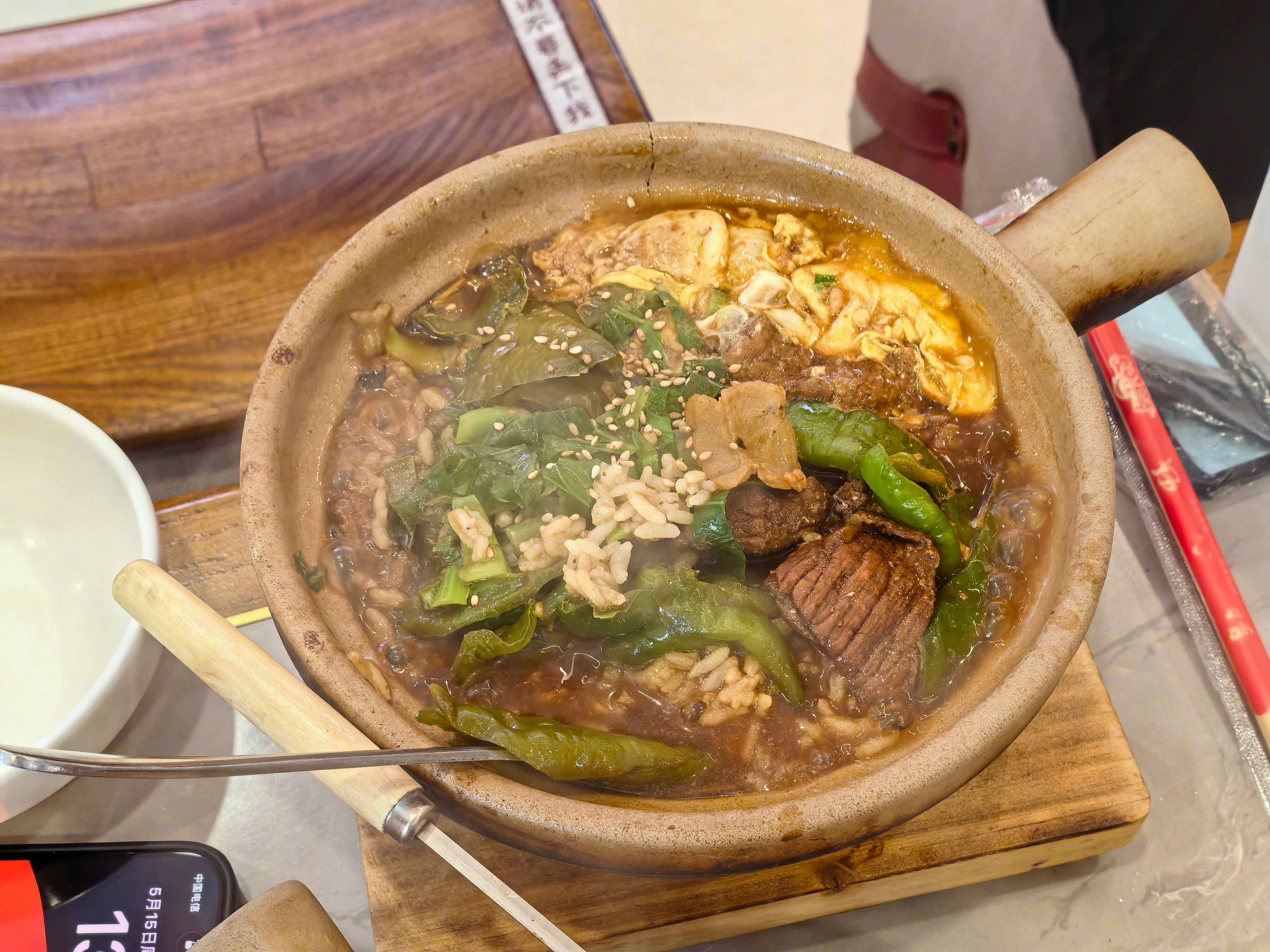 今儿工作餐：请同事吃汤泡饭，太踏马香了，香迷糊了。好吃。