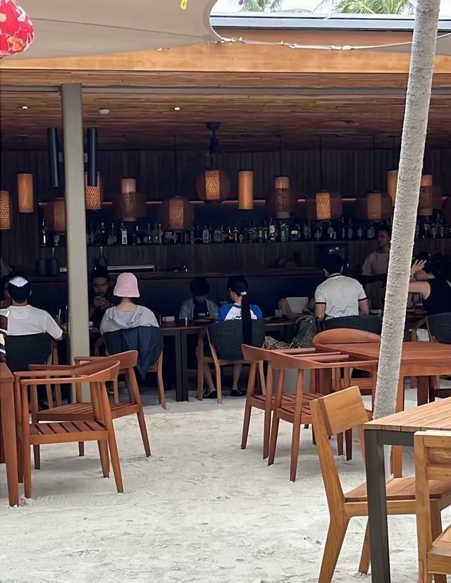杨颖在马尔代夫被路人偶遇，一身都是大牌奢侈品，素颜扎低马尾整张脸都被墨镜挡住