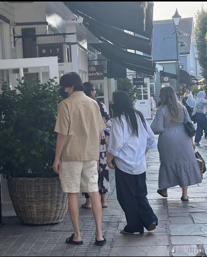 网友英国偶遇伊能静秦昊逛街，两个人手拉手很恩爱，这次伊能静穿的肥肥大大的衣服，看