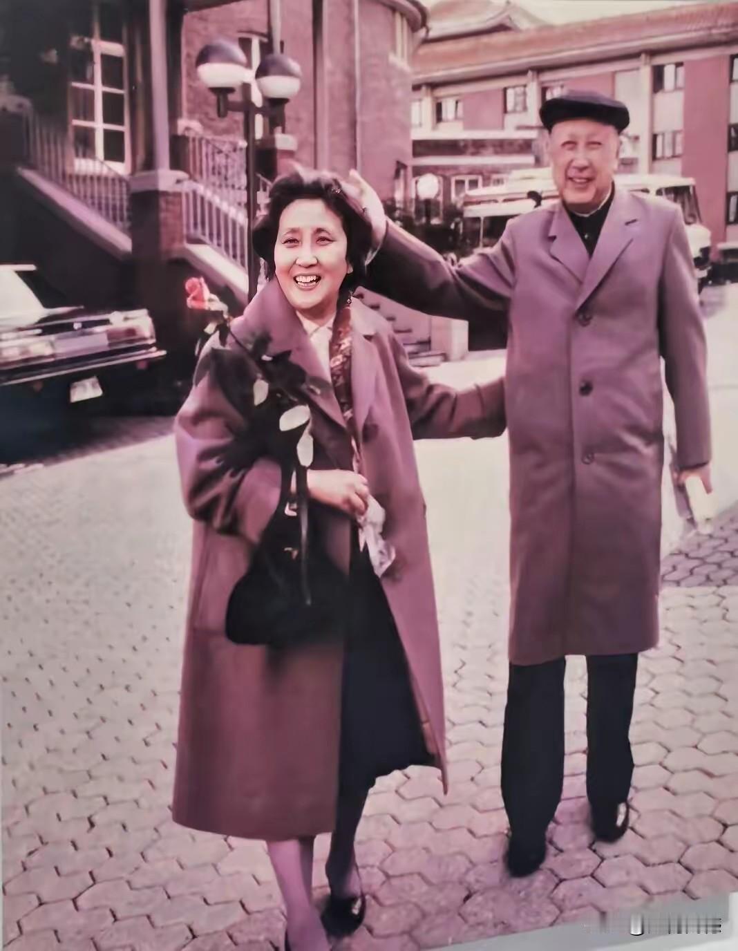 钱学森先生和蒋英女士的这张照片，看起来特别的温馨，特别的浪漫，尽管这时候他们的岁