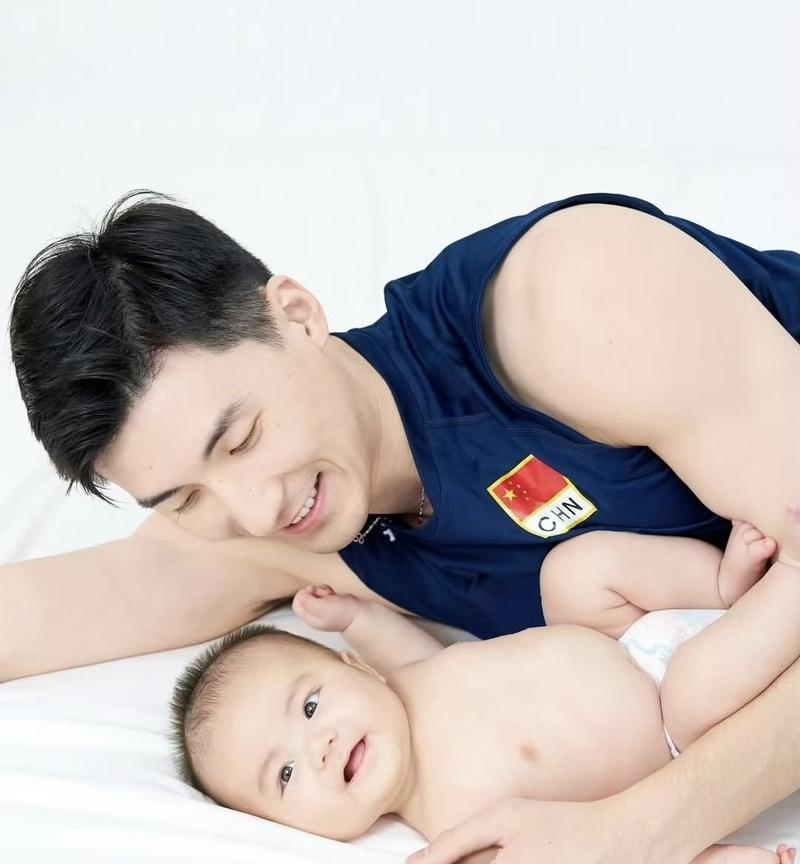 中国男排二传于垚辰晒自己与女儿的合照，好帅的爸爸，好可爱的宝宝！