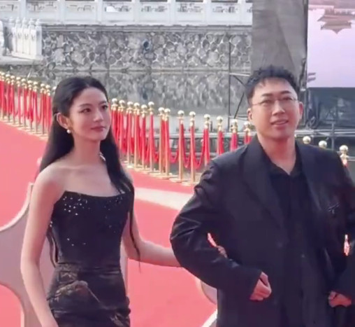 于正与赵晴在红毯同框现身，制作人携旗下女主参与公开活动的情况很少见，也展现出行业