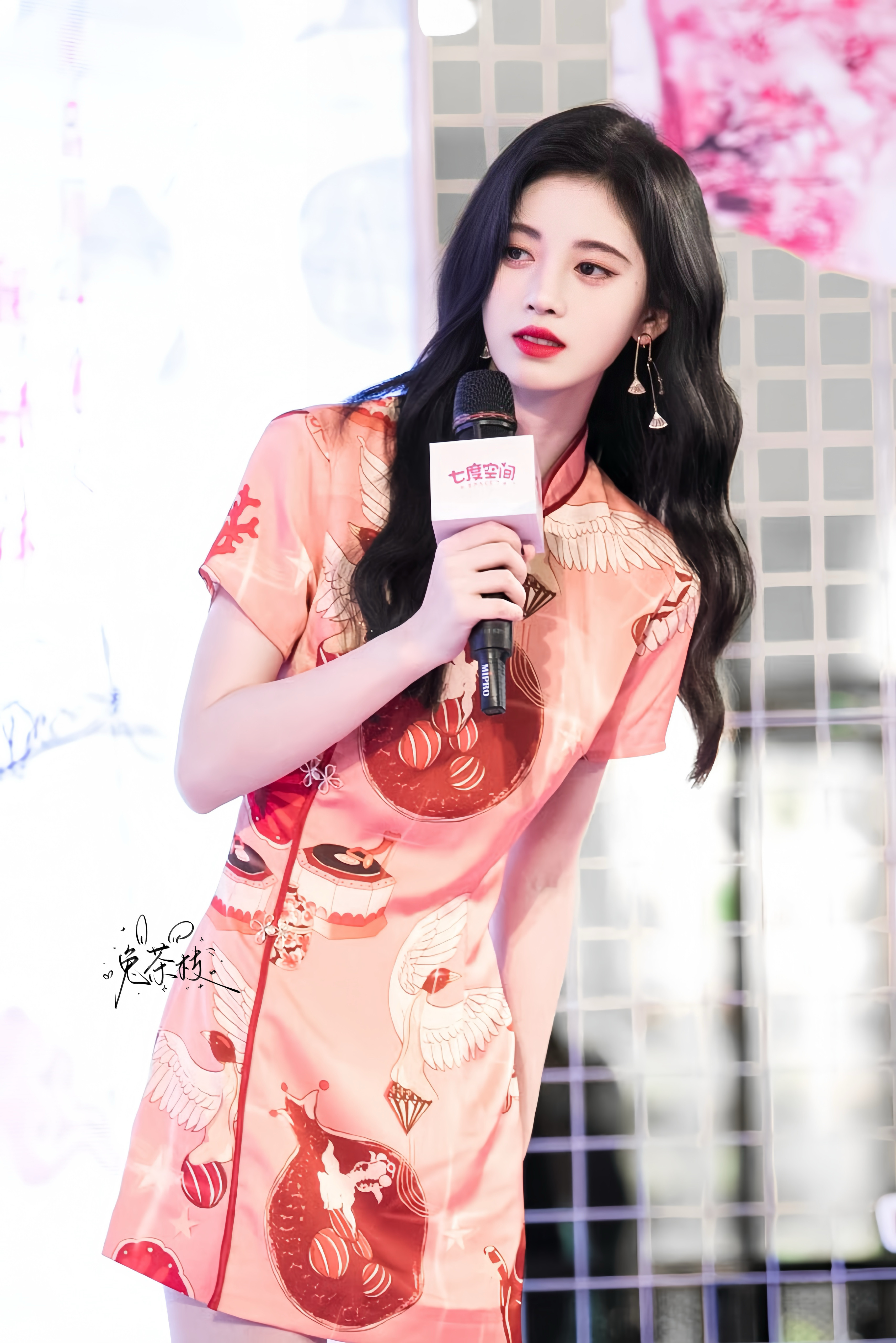 鞠味溢出屏幕鞠婧祎她的脸像自带磨皮一样​​​