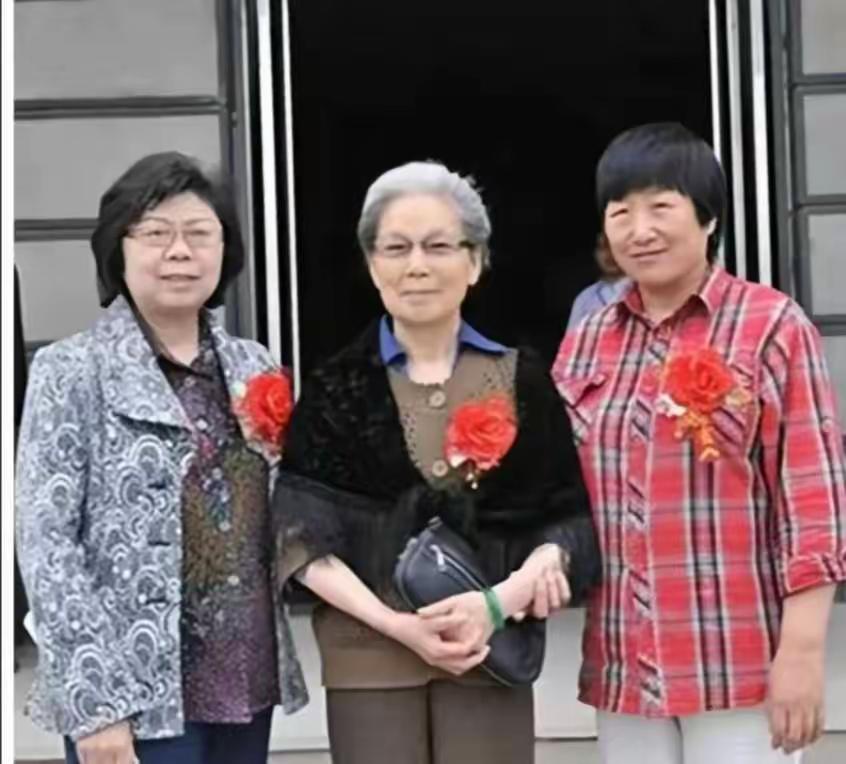 2011年1月4日，开国上将杨得志将军的第二任夫人石莉（中）与三女儿杨秋华（左一