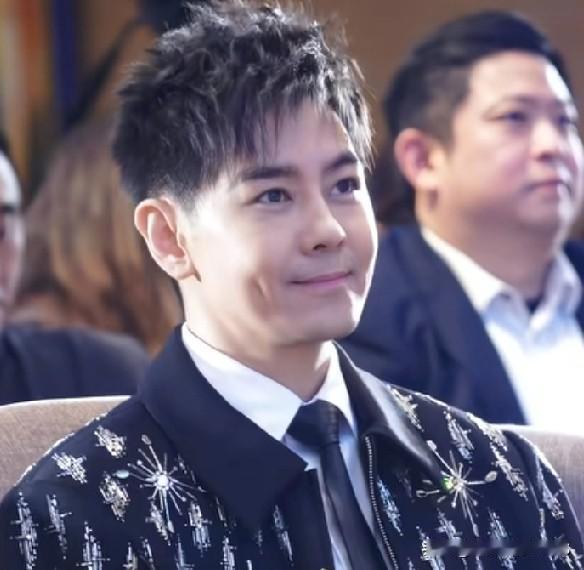 林志颖总算有了点“变化”！不再似往昔那般仿佛永远停留在二十多岁的模样，但怎么