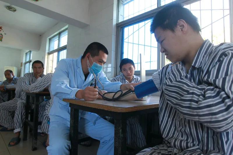 我有一个哥们，长得高大帅气，在医院的肛肠科工作。有一回，一个男患者向他索要VX，
