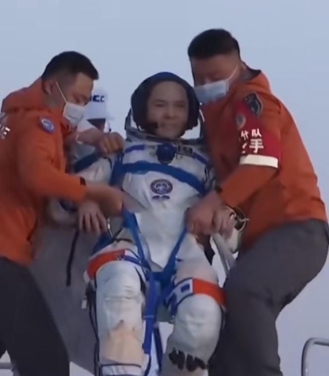 是不是太过了？神舟飞船落地，地面上居然有专门的开舱手岗位5月29日，戈壁滩的