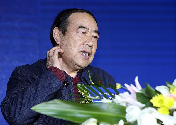 贾平凹与莫言同是文坛的异类，贾平凹比莫言更大胆，一上任就自己题写主管的《延河》刊