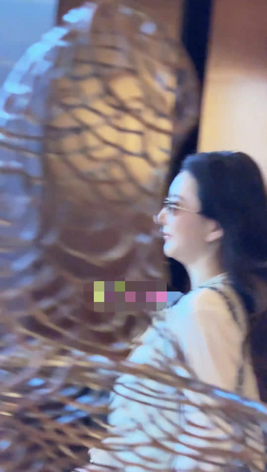 方媛复出录综艺拍广告，又胖又老，开美颜也挡不住颈纹!3月18日，方媛现身机场